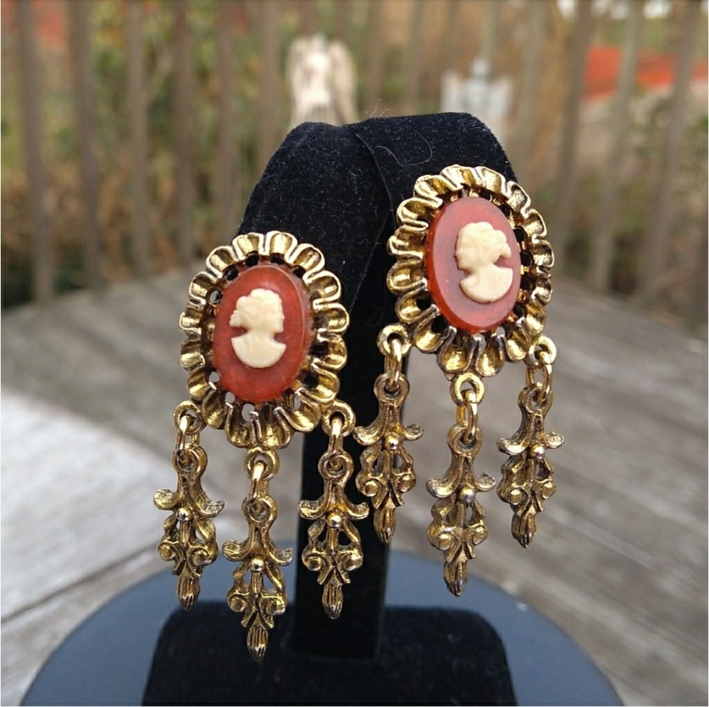 Mid-Century CELEBRITY Antiqued Gold Molded Cameo Clip On Dangle Earrings VINTAGE - Picture 2 of 8